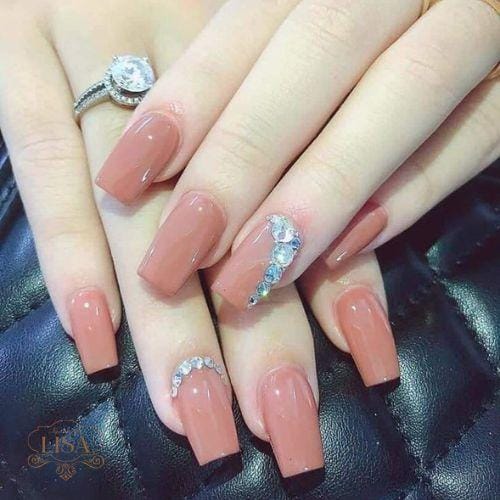 Mẫu nail đính đá đơn giản 