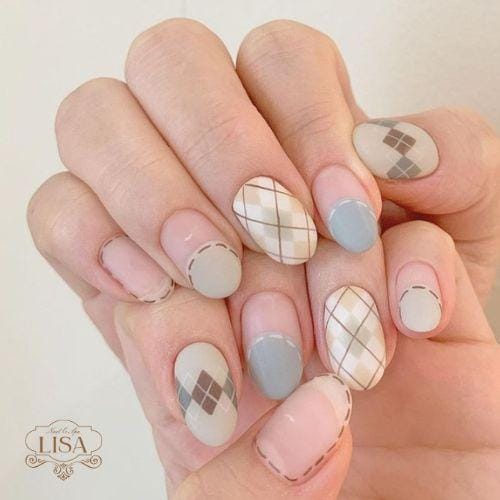 mẫu nail kẻ sọc hottrend 2023