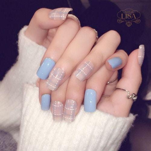 mẫu nail kẻ sọc hottrend 2023