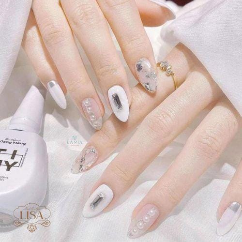 Mẫu nail đính đá đơn giản 