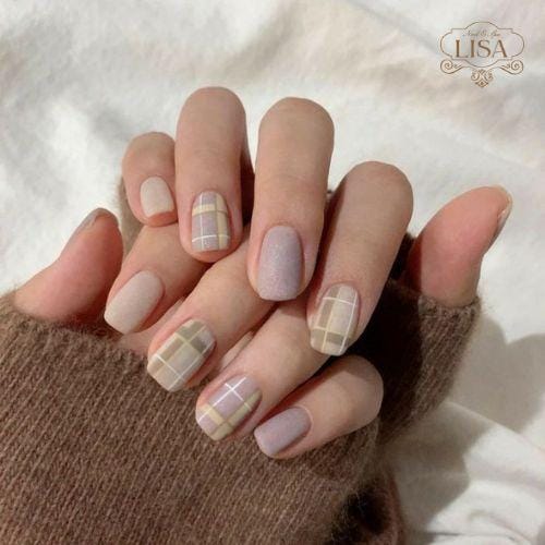 mẫu nail kẻ sọc hottrend 2023