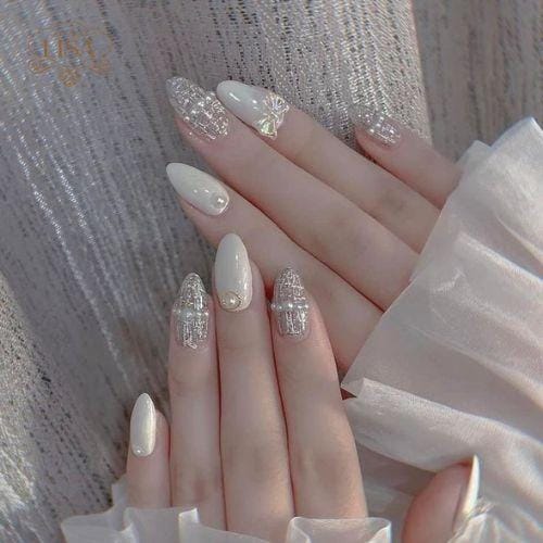 Mẫu nail đính đá đơn giản 