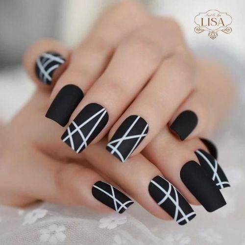 mẫu nail kẻ sọc hottrend 2023