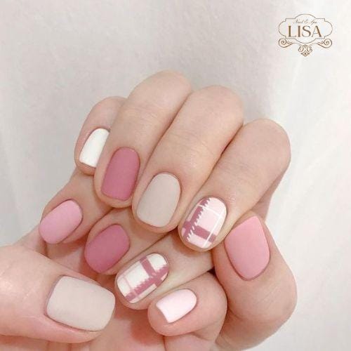 mẫu nail kẻ sọc hottrend 2023