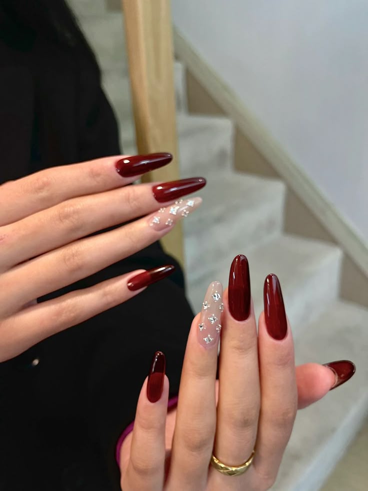 Mẫu nail màu đỏ rượu
