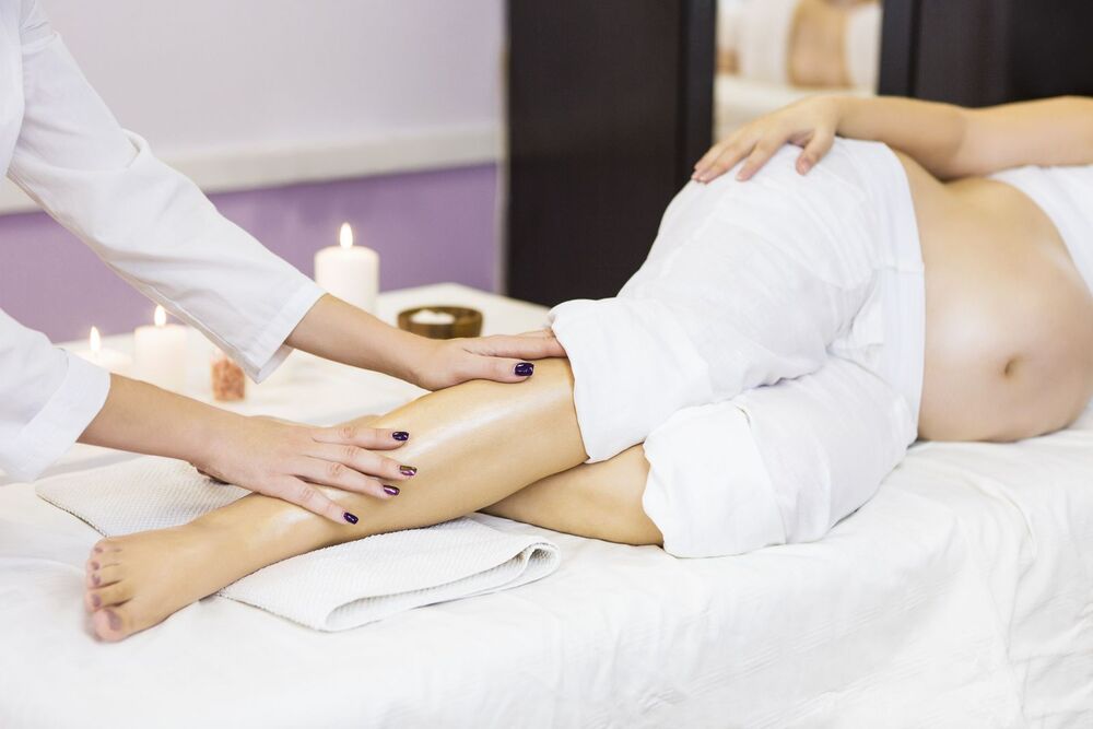 Massage chân cho bà bầu