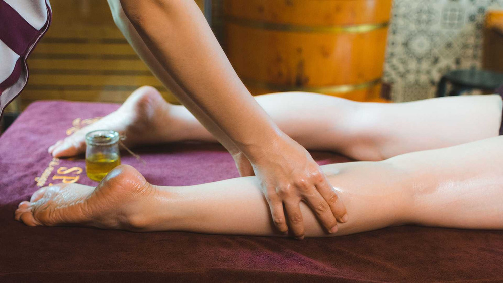 Massage chân cho bà bầu