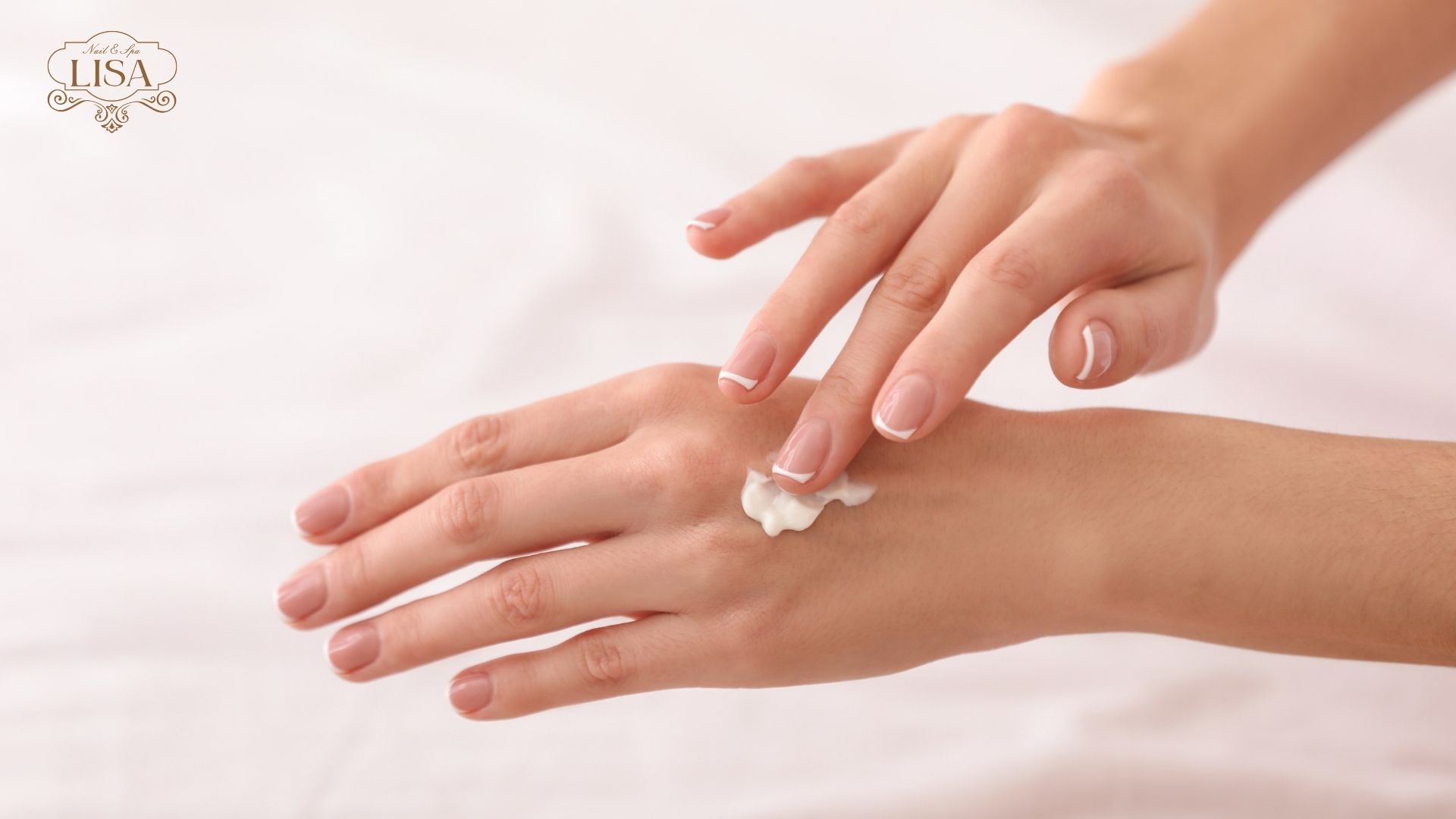 Chăm sóc móng tay bằng cách dưỡng ẩm thường xuyên