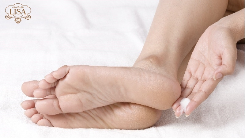 Làm sao để gót chân không bị nứt? Chuyên gia giải đáp