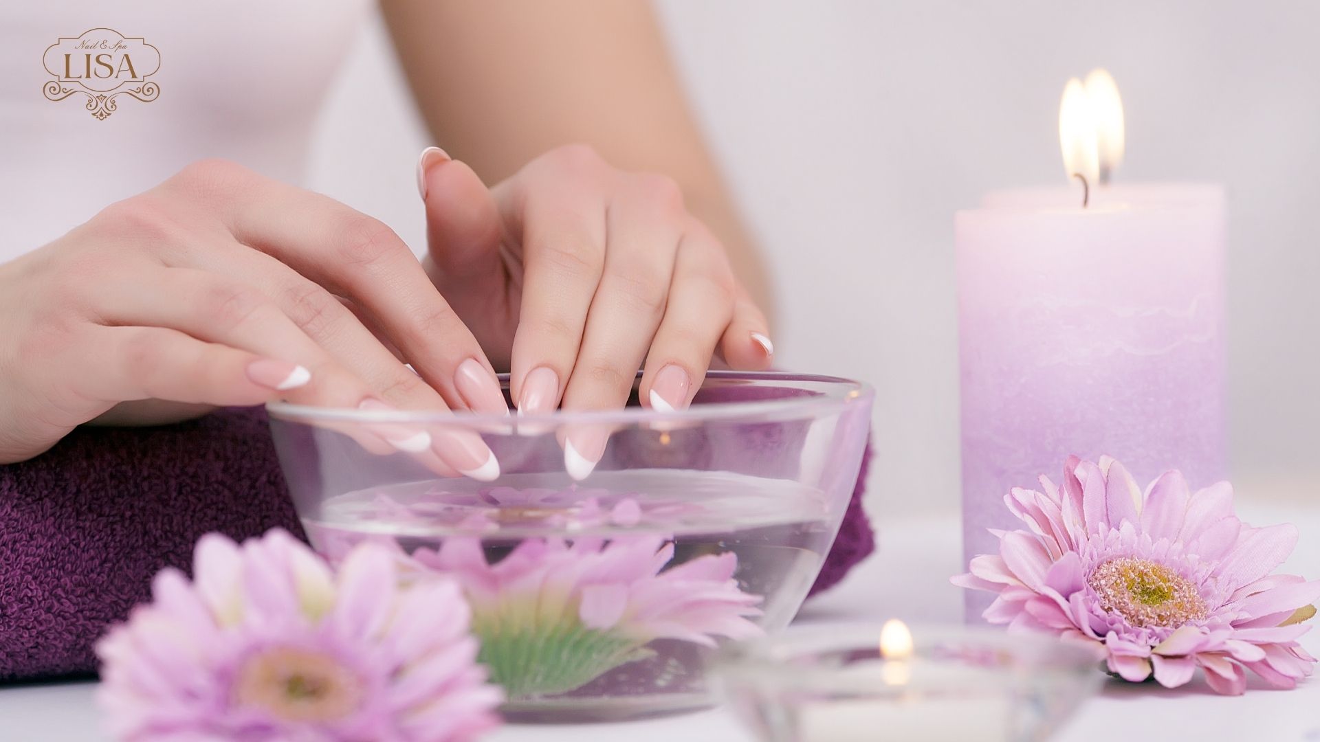 Vệ sinh móng tay bằng nước ấm