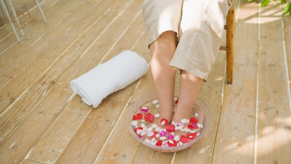 Cách chà gót chân tại nhà đơn giản dễ dàng