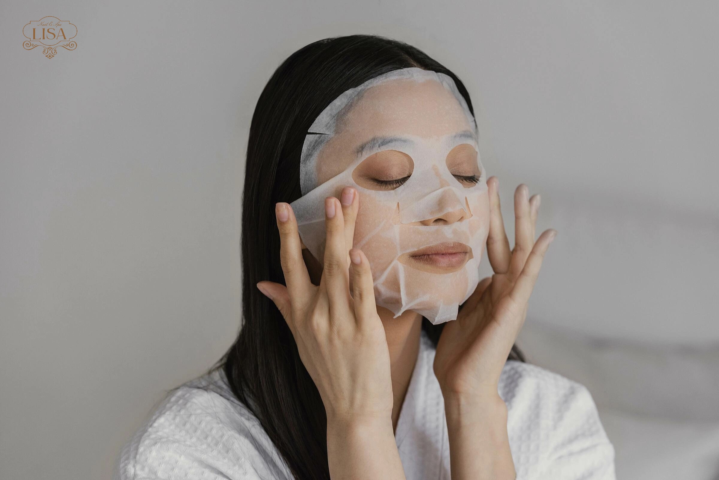 Đắp mặt nạ giấy nữ