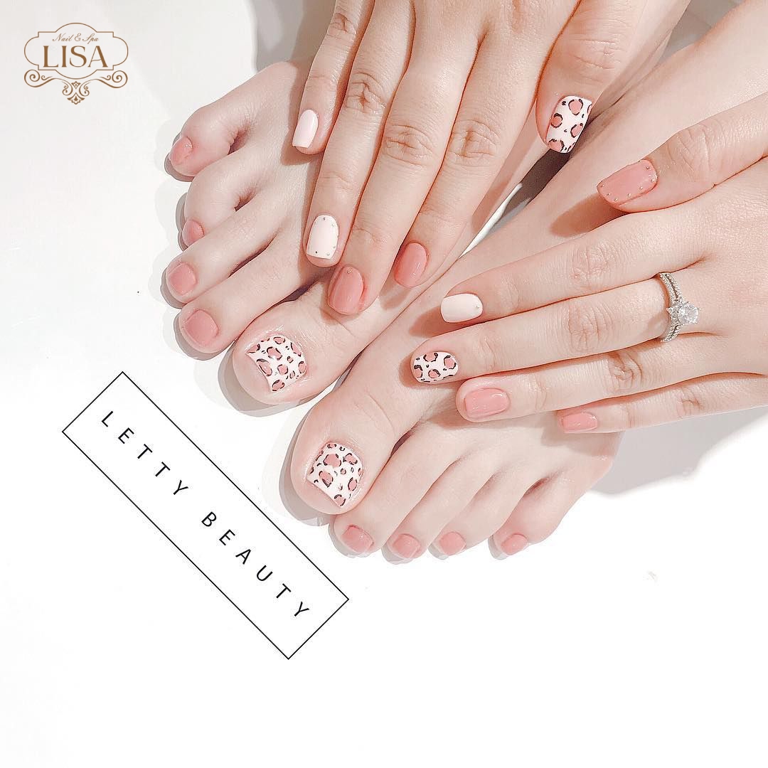 Mẫu nail đốm hồng