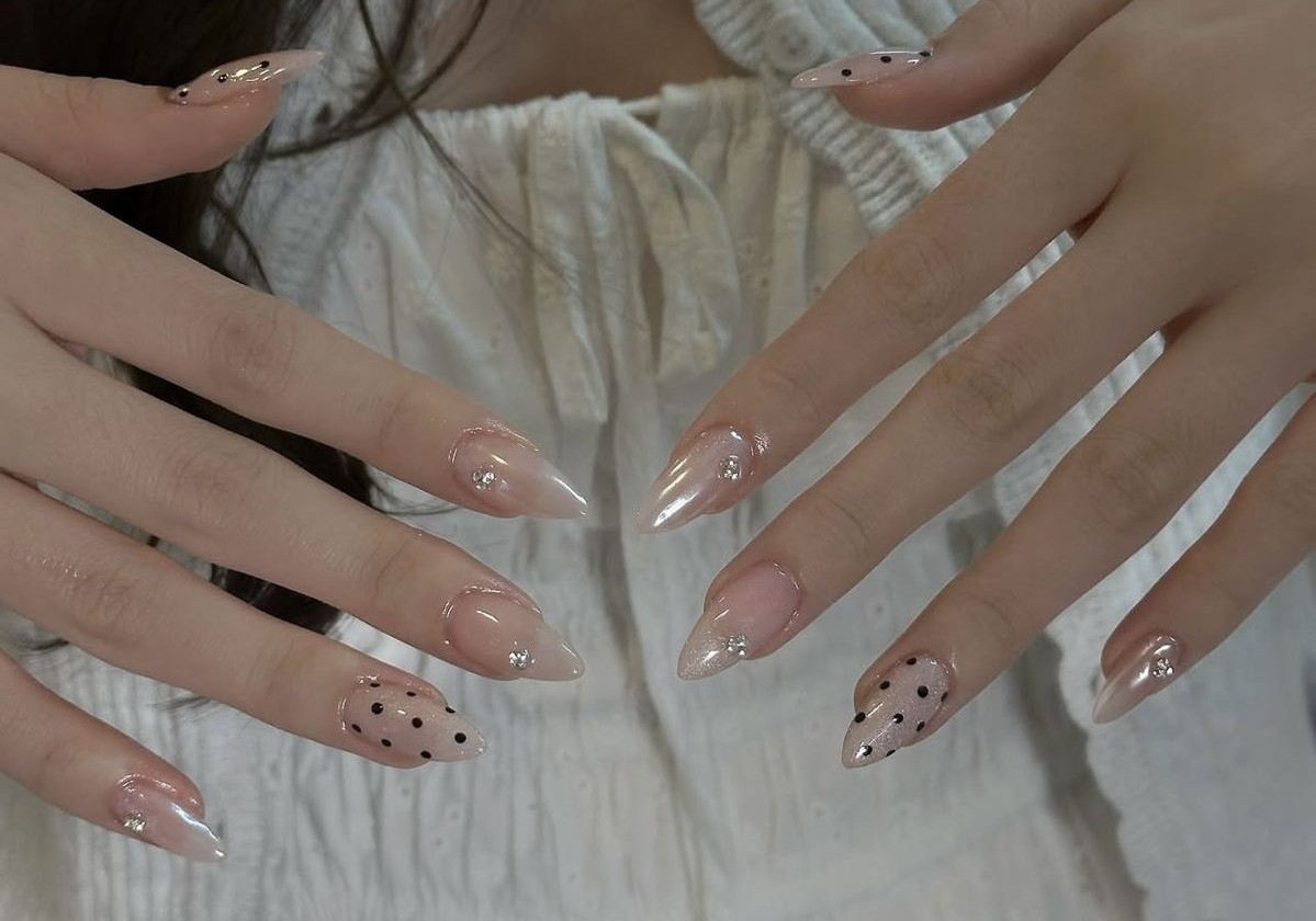 màu sơn móng tay hot trend 2025