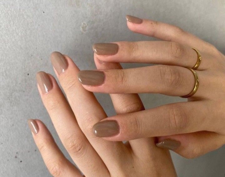 mẫu nail tối giản màu nude