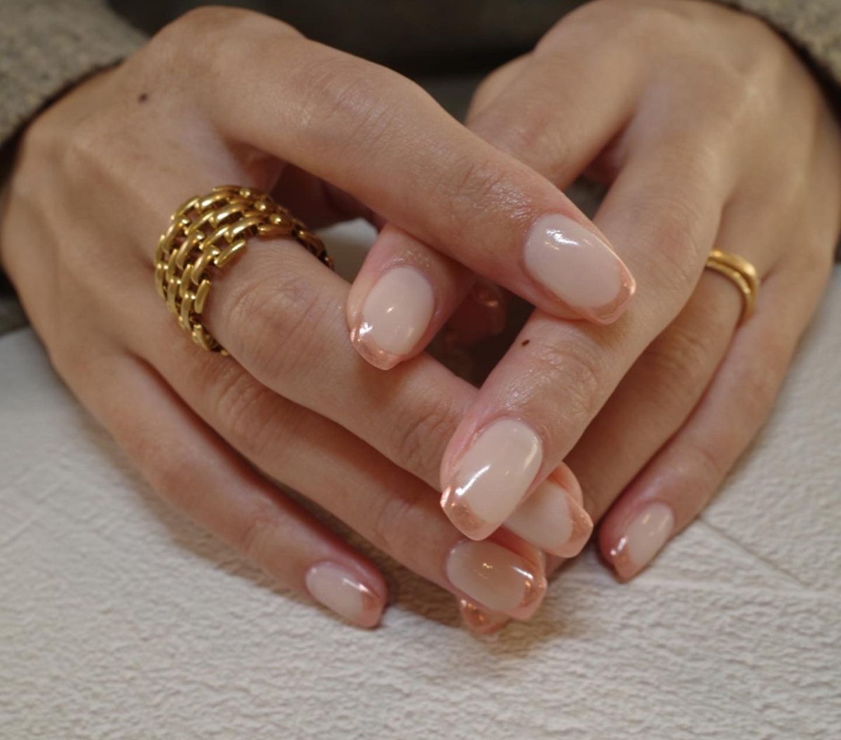 mẫu nail tối giản màu nude